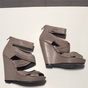 Gray trouve 5” sandals.